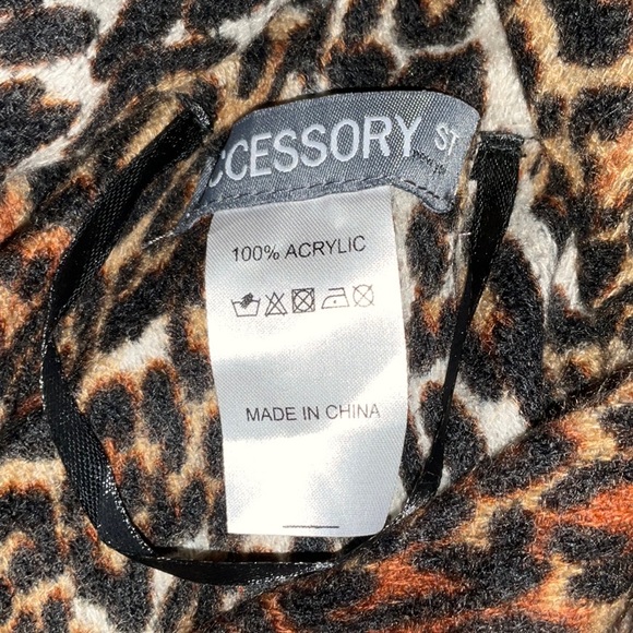 Accessory ST New York Leopard Print, Taupe, Shawl, Poncho, - Picture 5 of 5